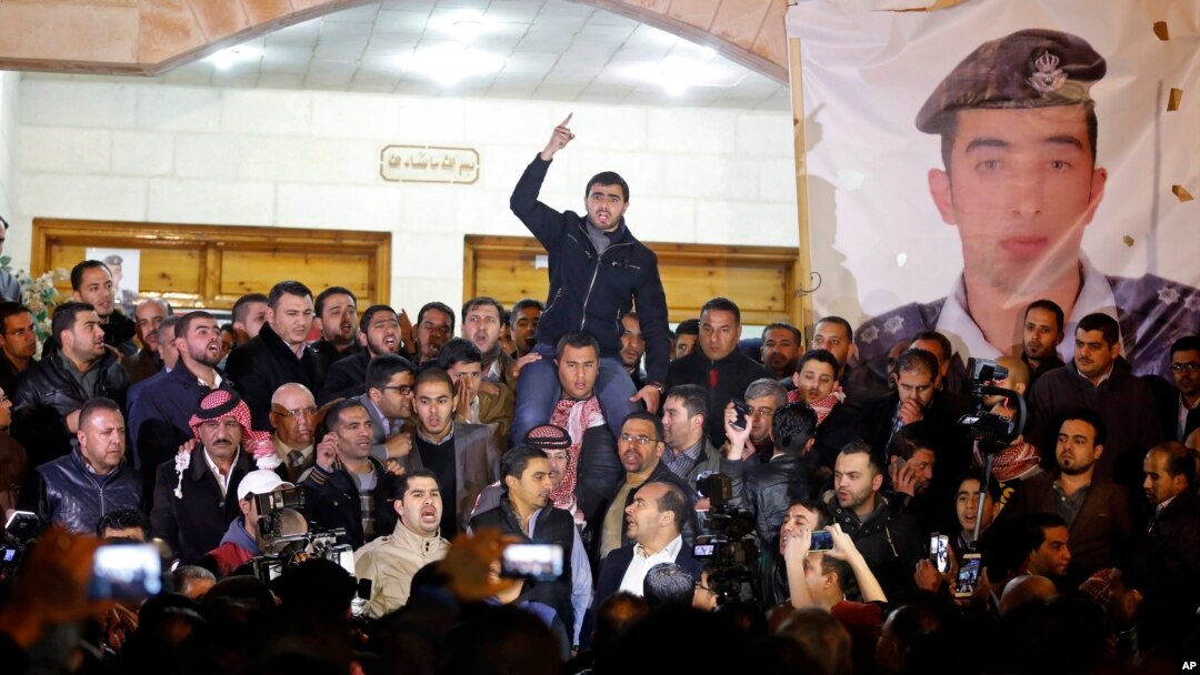 Para pendukung dan kerabat pilot Muath al-Kaseasbeh yang diduga sudah dibunuh ISIS melampiaskan kemarahan dalam unjuk rasa di Amman, Yordania (3/2).