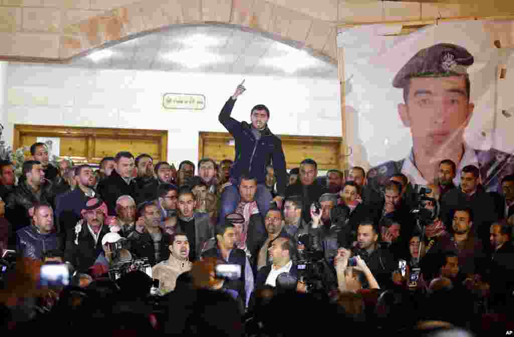 Supporters and family members of Jordanian pilot, Lt. Muath al-Kaseasbeh, express their anger of his reported killing, at the tribal gathering chamber, Amman, Feb. 3, 2015.