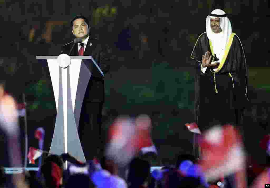 Erick Thohir (kiri), Presiden INASGOC memberikan sambutan kepada pengunjung dalam upacara pembukaan Asian Games ke-18 di Gelora Bung Karno, Jakarta, 18 Agustus 2018. (AP Photo/Dita Alangakara)