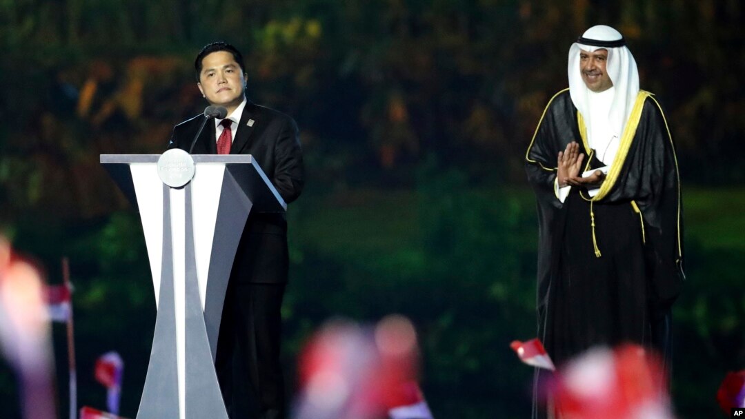 Erick Thohir (kiri), presiden INASGOC, memberikan sambutan dalam upacara pembukaan Asian Games ke-18 di Gelora Bung Karno Stadium, Jakarta, Minggu, 19 Agustus 2018. (AP Photo / Dita Alangakara)
