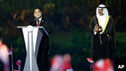 Erick Thohir (kiri), presiden INASGOC, memberikan sambutan dalam upacara pembukaan Asian Games ke-18 di Gelora Bung Karno Stadium, Jakarta, Minggu, 19 Agustus 2018. (AP Photo / Dita Alangakara)