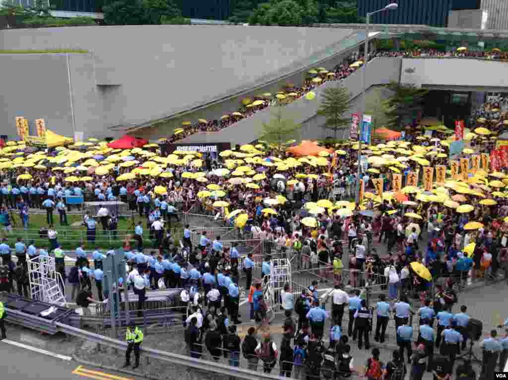 港人重返政總紀念雨傘運動一周年（美國之音海彥拍攝） 