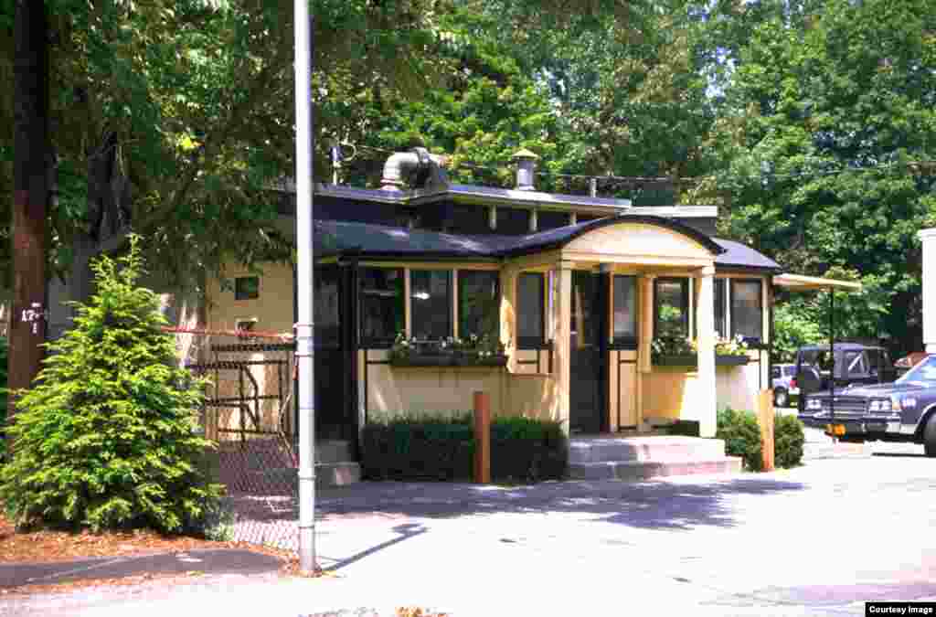 Casey&rsquo;s di Natick, Massachusetts, restoran siap saji tertua yang masih beroperasi di Amerika Serikat. (Foto: Richard J.S. Gutman)