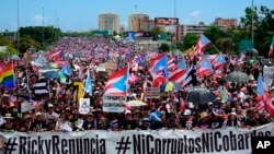 Ribuan warga Puerto Rico berunjuk rasa menuntut pengunduran diri Gubernur Ricardo Rossello di San Juan, Puerto Rico, 22 Juli 2019. 