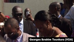 L'ancienne Première dame Simone Gbagbo a été libérée à Abidjan, le 8 août 2018. (VOA/Georges Ibrahim Tounkara)