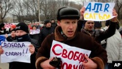 Crimeos tártaros gritan lemas y muestran carteles que leen "Libertad de expresión" durante una manifestacion pro-Ucrania en Simferopol, Crimea.