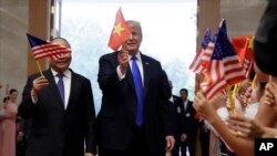 Le président Donald Trump agite et le Premier ministre vietnamien Nguyen Xuan Phuc, le mercredi 27 février 2019 à Hanoi. (Photo AP / Evan Vucci)