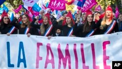 Des protestants marchent contre le mariage homosexuel à Paris, France, le 16 octobre 2016.