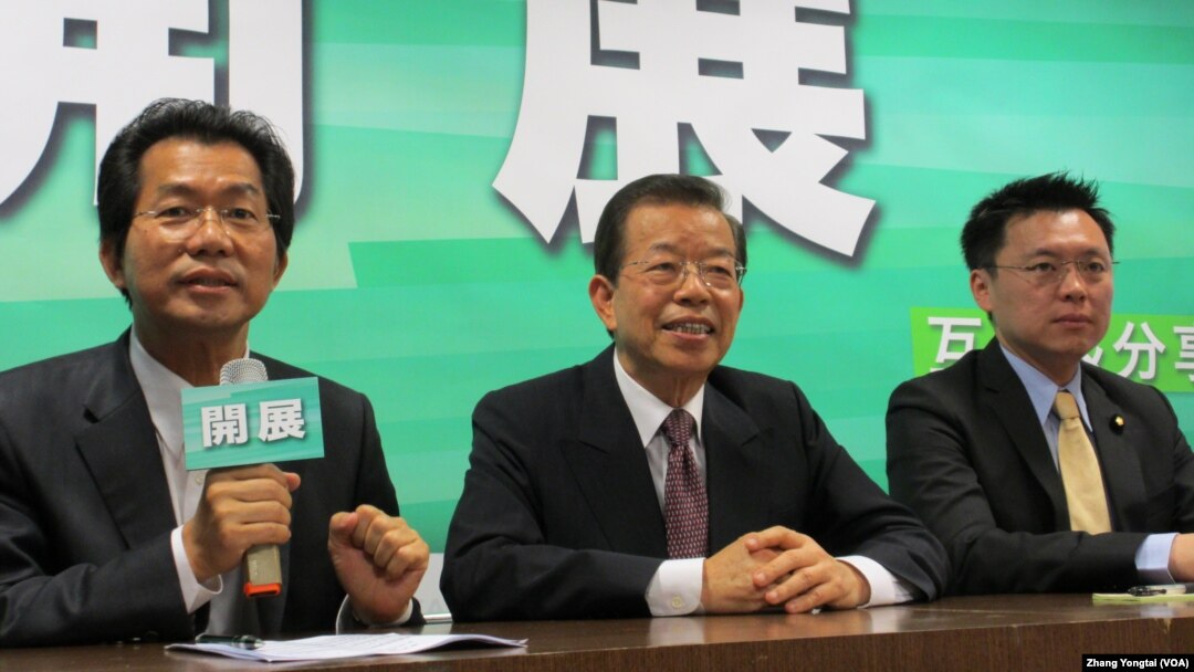 谢长廷(中)访问中国记者会(美国之音记者 张永泰拍摄)