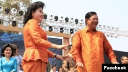 Prime Minister Hun Sen, along with his family and government officials celebrates traditional Khmer New Year with local Cambodians at Angkor Wat area, Siem Reap province, between April 13-15, 2016. (Courtesy Photo of Prime Minister's Facebook page) 