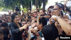 លោកស្រី Yingluck Shinawatra អតីត​នាយក​រដ្ឋមន្ត្រី​ថៃ​ស្វាគមន៍​អ្នក​គាំទ្រ​ នៅ​ពេល​លោកស្រី​ចាកចេញ​ពី​តុលាការ​កំពូល​ក្នុង​ក្រុង​បាងកក កាលពី​ថ្ងៃទី១ ខែសីហា​ ឆ្នាំ២០១៧។