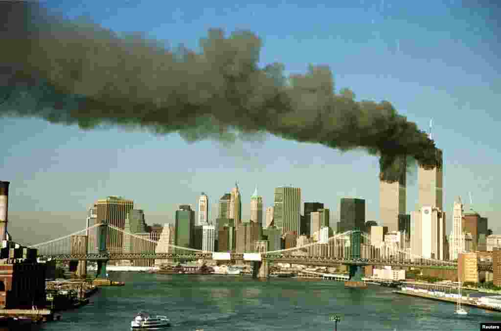 Cette photographie du 11 septembre 2001 montre les deux tours en feu de New York après le détournement de deux avions.