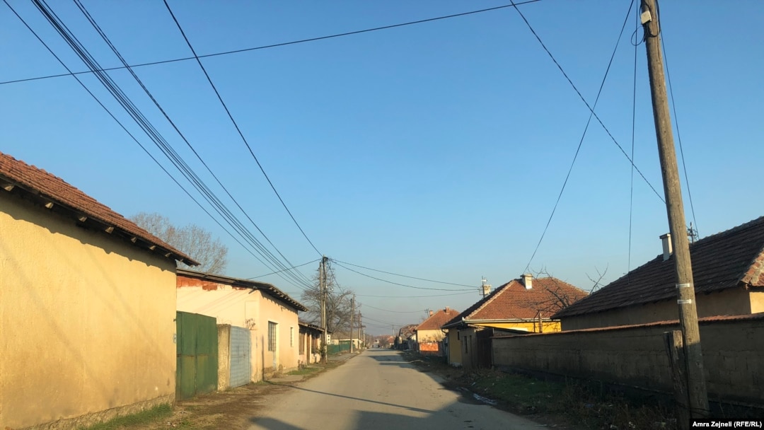 ARHIVA - Ulica u selu Babin Most (Foto: Amra Zejneli/RFE/RL)