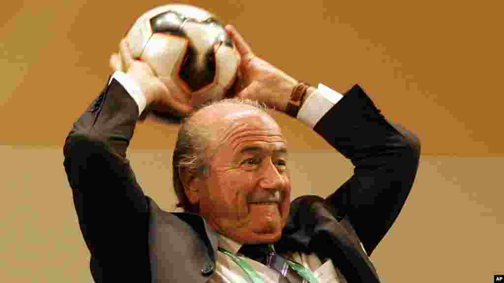 FIFA President Sepp Blatter prepares to throw a soccer ball to journalists at the end of a press conference in Leipzig, Germany, December 7, 2005.