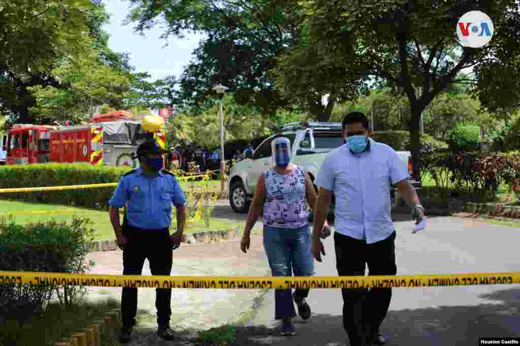 El cuerpo de bomberos se present&#243; a sofocar el incendio que ocasion&#243; da&#241;os en la capilla de la Sangre de Cristo. [Foto: Houston Castillo/ VOA]