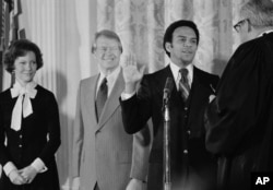 FILE - Presiden Jimmy Carter menjadi saksi saat pengambilan sumpah Andrew Young sebagai duta besar Perserikatan Bangsa-Bangsa oleh Associate Justice Thurgood Marshall, di Gedung Putih, Washington, 31 Januari 1977 .