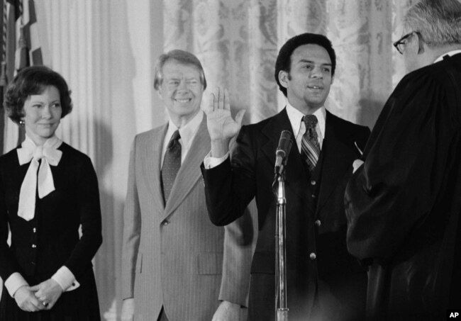 FILE - Presiden Jimmy Carter menjadi saksi saat pengambilan sumpah Andrew Young sebagai duta besar Perserikatan Bangsa-Bangsa oleh Associate Justice Thurgood Marshall, di Gedung Putih, Washington, 31 Januari 1977 .