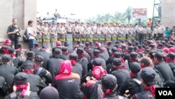 Unjuk rasa di depan Gedung DPR menolak pengesahan UU Ormas. (VOA/Fathiyah Wardah)