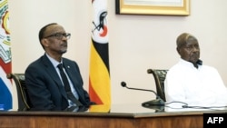 President Paul Kagame ya Rwanda (G) na mokokani wa ye ya Ouganda Yoweri Museveni na masolo na Entebe, Ouganda, 25 mars 2018.