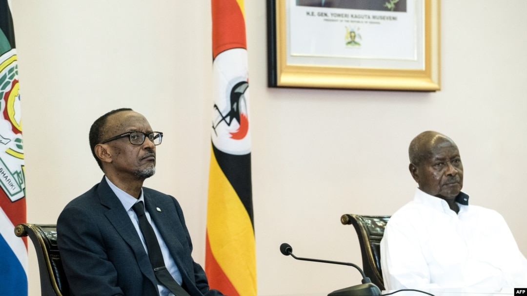 Perezida w'u Rwanda Paul Kagame (ibumoso) na perezida wa Uganda Yoweri Museveni (iburyo)