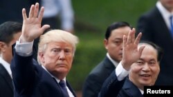 Tổng thống Mỹ Donald Trump và Chủ tịch nước Việt Nam Trần Đại Quang rời cuộc họp báo tại Phủ chủ tịch ở Hà Nội, Việt Nam, ngày 12 tháng 10, 2017.