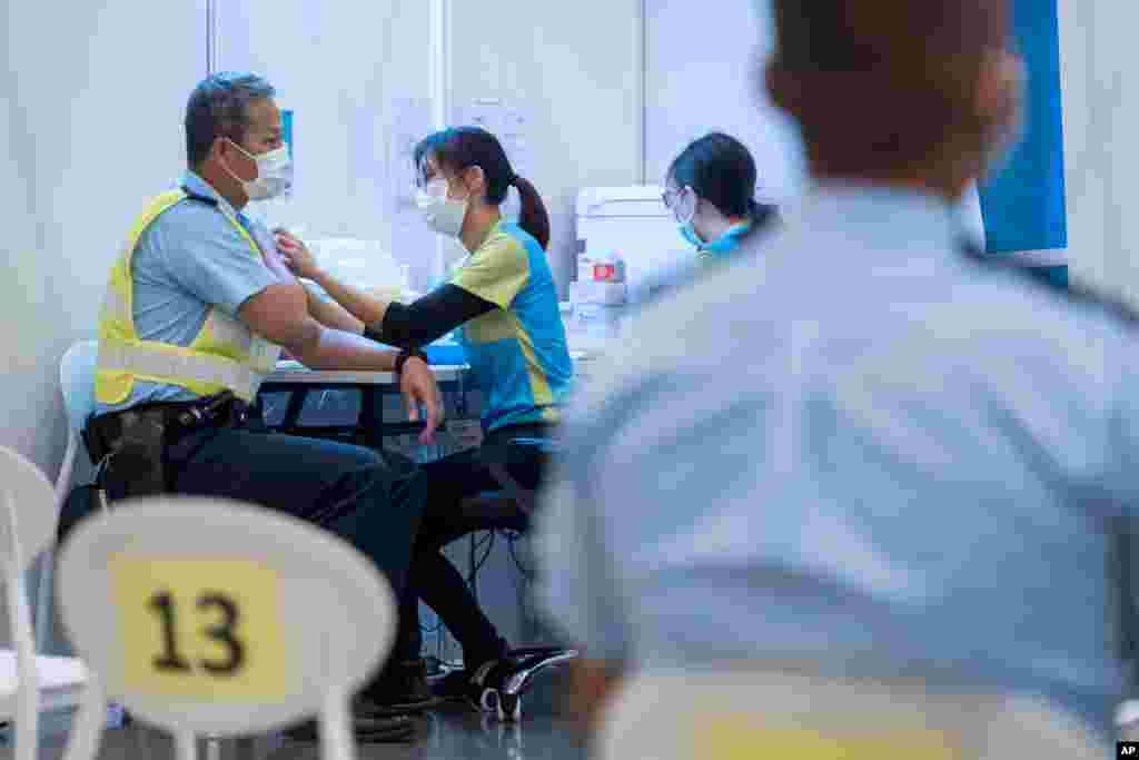 홍콩 경찰이 중국의 시노백 바이오테크가 개발한 신종 코로나바이러스 백신을 맞고 있다.