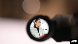 La presidenta de México, Claudia Sheinbaum, habla durante su conferencia de prensa diaria en el Palacio Nacional en la Ciudad de México el 28 de febrero de 2025.