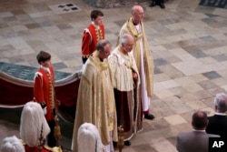 El rey Carlos III, centro, llega para su coronación en la Abadía de Westminster, Londres, el sábado 6 de mayo de 2023. (Phil Noble/ vía AP)