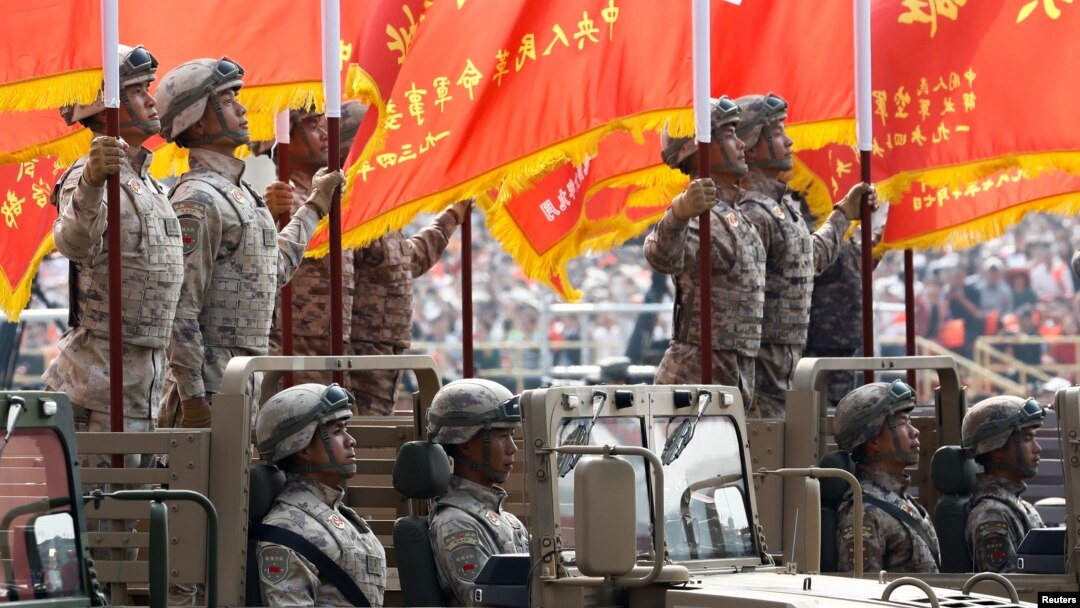 El Ejército chino mostró las armas más avanzadas del país, algunas por primera vez, mientras las tropas desfilaban ante el presidente, Xi Jinping, y otros líderes en la Plaza de Tiananmen, el corazón simbólico del país.