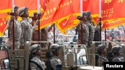 El Ejército chino mostró las armas más avanzadas del país, algunas por primera vez, mientras las tropas desfilaban ante el presidente, Xi Jinping, y otros líderes en la Plaza de Tiananmen, el corazón simbólico del país.