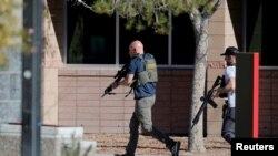 Agentes de la policía acuden a un tiroteo en la Universidad de Las Vegas, Nevada, el 6 de diciembre de 2023.