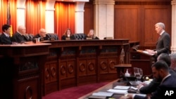 资料照片：原告律师埃里克·奥尔森在科罗拉多州最高法院的大法官们面前申辩。(2023年12月6日)