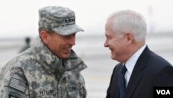 El general Petraeus y el secretario de Defensa, Robert Gates, durante su encuentro en Afganistán.