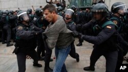 Echauffourées lors du référendum d'indépendance à Sant Julia de Ramis, près de Gérone, en Espagne, le 1er octobre 2017.