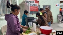 Migrantes que esperan asilo, en el albergue El Buen Samaritano, en Ciudad Juárez. Foto: Celia Mendoza, VOA.