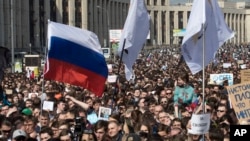 Protesters gather at a central street to rally against authorities' move to block parts of the internet in Russia in Moscow, Russia, April 30, 2018. 