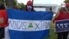 Una mujer sostiene una bandera nicaragüense con un mensaje de apoyo a Trump en Miami. Foto: Antoni Belchi.