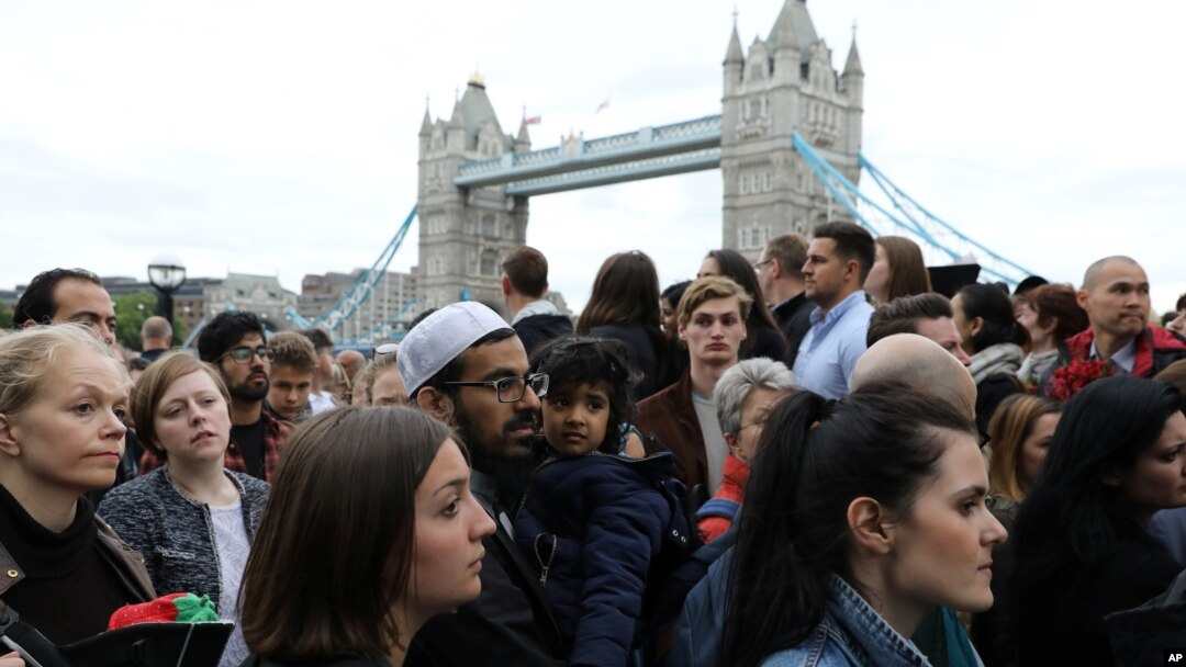 Dân chúng Anh tham dự lễ tưởng niệm nạn nhân cuộc tấn công khủng bố tại Cầu London, Chợ Borough, tại Công viên Potters Field, London, ngày 5/6/2017.