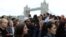 Dân chúng Anh tham dự lễ tưởng niệm nạn nhân cuộc tấn công khủng bố tại Cầu London, Chợ Borough, tại Công viên Potters Field, London, ngày 5/6/2017.