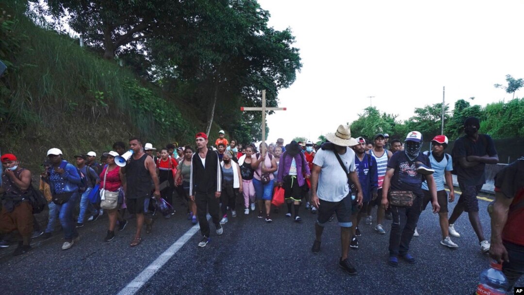 Sekelompok migran bergerak menuju ke utara menyusuri area pesisir Huixtla, Meksiko, pada 25 Oktober 2021. Mereka sebelumnya menunggu di Tapachula untuk memproses permintaan suaka namun akhirnya pergi meninggalkan proses tersebut karena telah lama menunggu. (Foto: AP/Marco Ugarte)