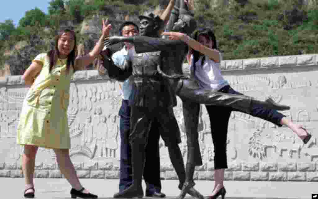 长征广场上的《白毛女》雕塑及游客