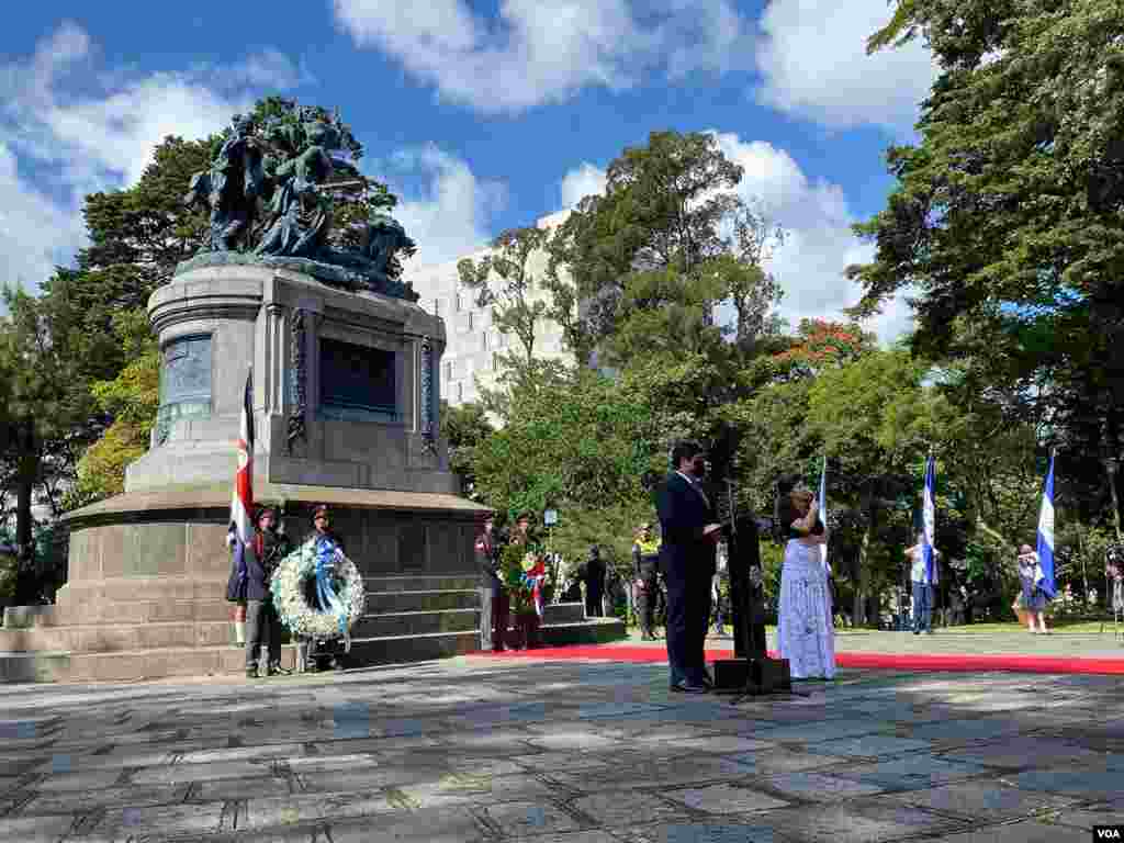 Celebraciones del Bicentenario de la Independencia en Costa Rica con la presencia de casi todos los embajadores de la región, con excepción del representante diplomático de Nicaragua.