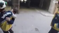 Սիրիայի սպիտակ սաղավարտավորները տեսանյութ են հրապարակել, որում փրկում են Սիրիայի կառավարության ռմբակոծություններից տուժած քաղաքացիներին