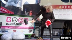 Jody Watkins menghancurkan komputer lamanya pada acara "Good Riddance Day" di Times Square, New York, 28 December 2013. (Foto: dok).