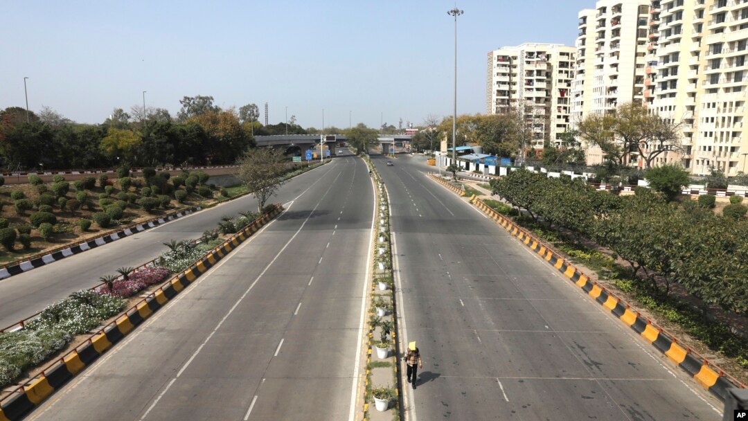 Jalanan di New Delhi, India, tampak sepi hari Minggu (22/3). 
