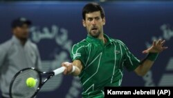 Novak Đoković u duelu sa Rusom Karenom Kačanovom u četvrtfinalu turnira u Dubaiju (Foto: AP/Kamran Jebreili) 