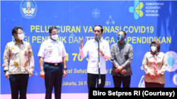 Presiden Jokowi saat acara vaksinasi salah satu tenaga pendidik yang bertempat di SMAN 70 Jakarta. (Foto: Courtesy/Biro Setpres)