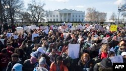 Elèv ki rasanble devan La Mezon Blanch nan Washington DC, 14 ms 2018 la .pou yo pwoteste kont atak ak zamafe ki fèt nan lekòl yo Ozetazini.