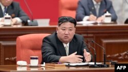 Udhëheqësi i Koresë së Veriut Kim Jong UN gjatë seancës së 9 plenare të Komitetit Qendror të Partisë Punëtore të Koresë. Fotografi e publikuar nga agjencia zyrtare e lajmeve të Koresë së Veriut,e njohur so KCNA më 31 dhjetor, 2023/Përmes AFP