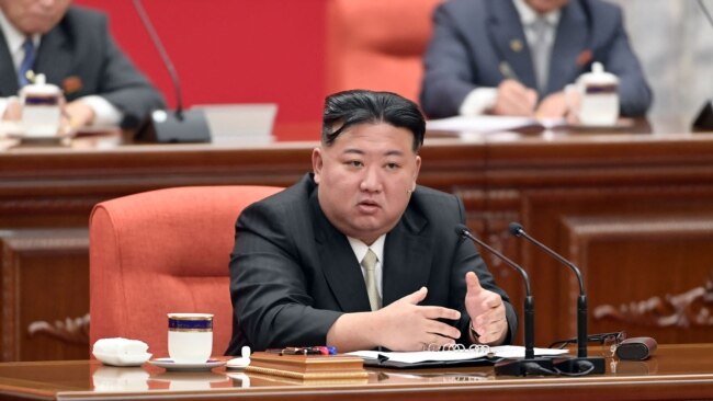 30일 북한 관영 ‘조선중앙통신’이 노동당 연말 전원회의에서 연설을 하고 있는 김정은 북한 국무위원장의 사진을 공개했다.